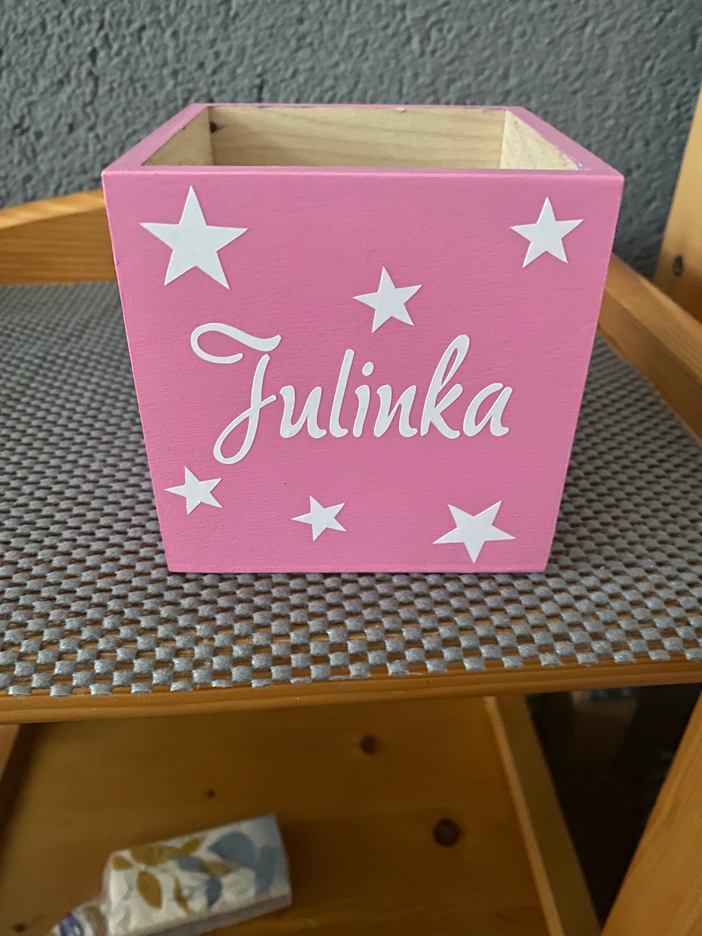 Růžový ogranizér na tužky