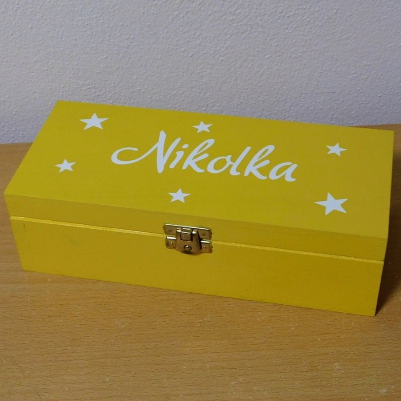 Žlutá krabička se jménem Nikolka bílé hvězdy
