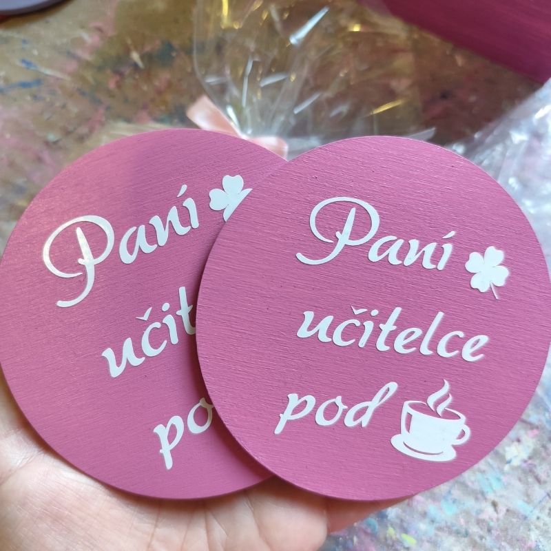 Dřevěný podtácek paní učitelce pod kávu fialovorůžové