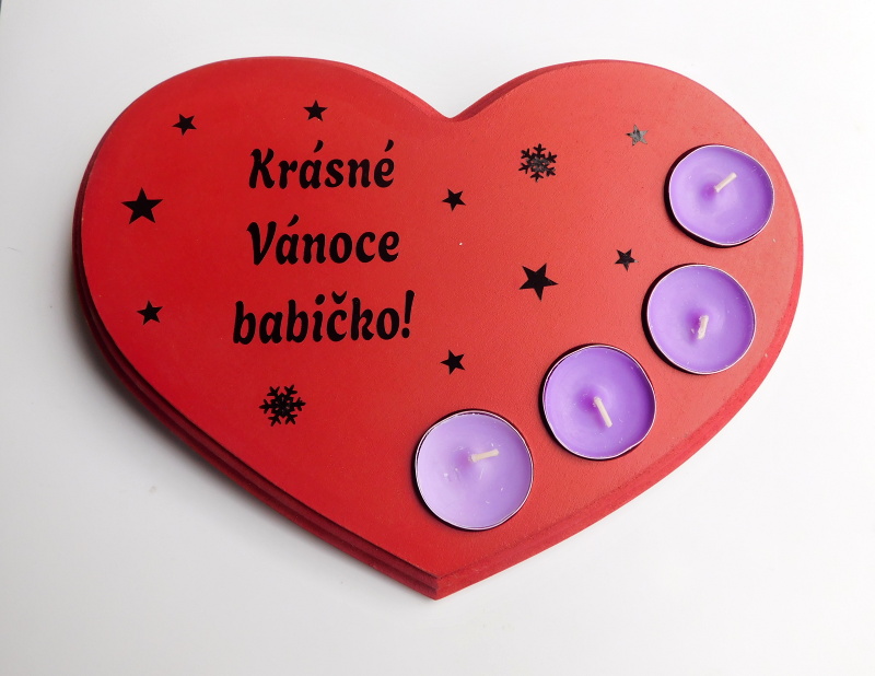 Dřevěný svícen srdce na bílém podkladu se svíčkami