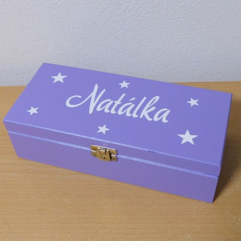 Fialová krabička s nápisem Natálka a bílé hvězdy