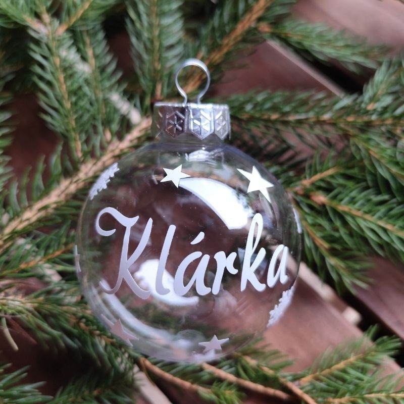PLASTOVÁ vánoční baňka se jménem 8 cm - bílé písmo Klárka