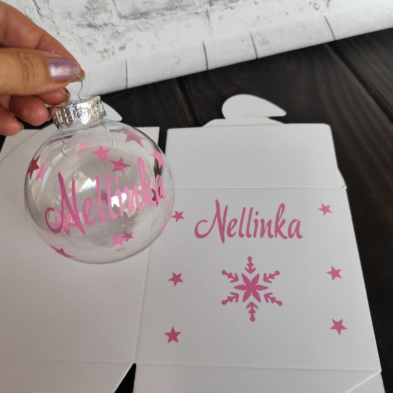 PLASTOVÁ vánoční ozdoba s textem 8cm - růžové písmo Nelinka