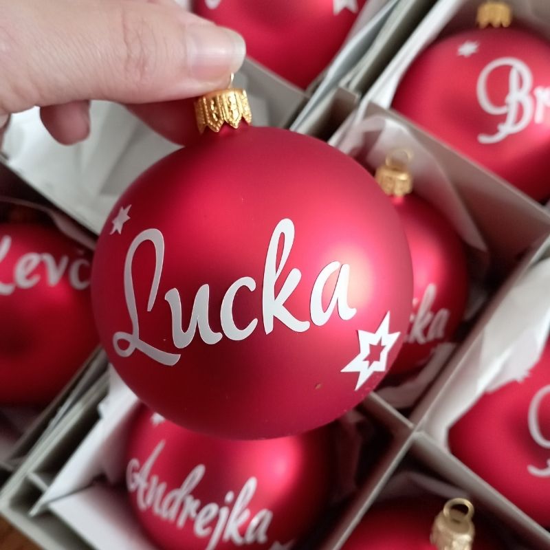 Skleněná vánoční ozdoba se jménem  červená bílá 8 cm Lucka