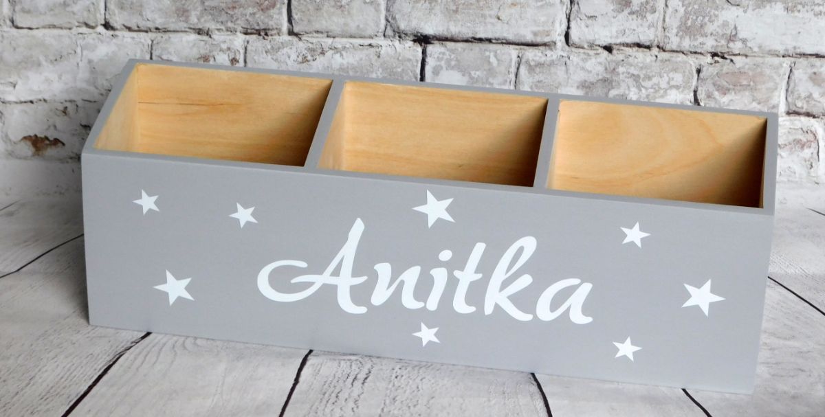 Světle šedý pastelkovník se jménem Anitka