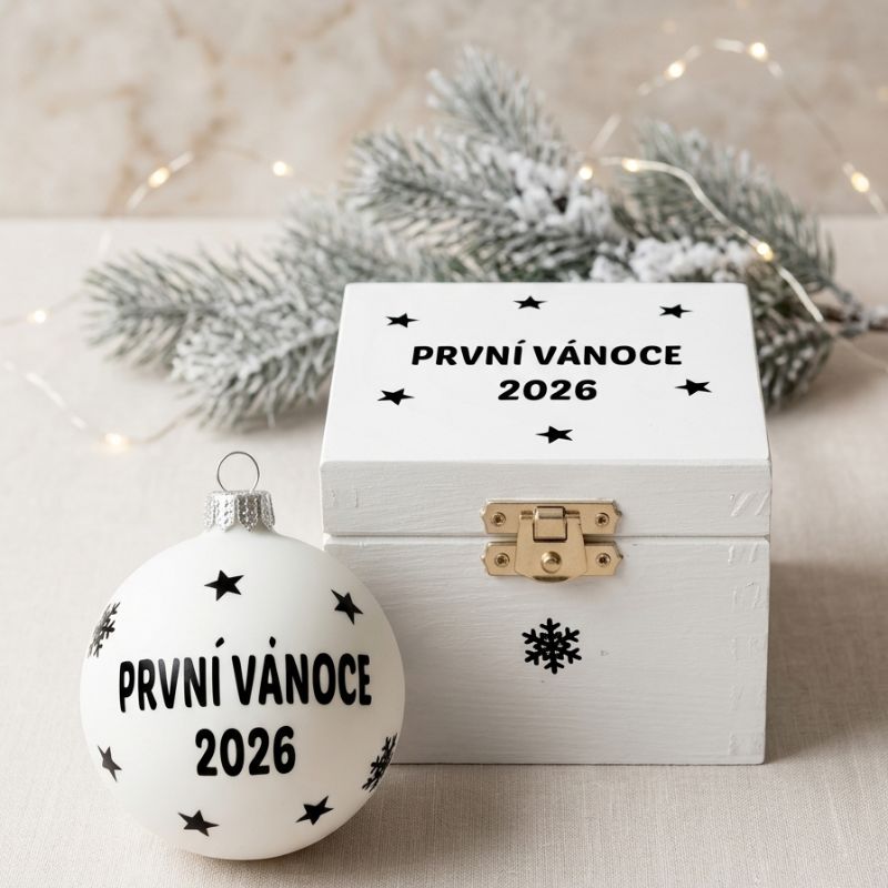 První Vánoce 2026 bílá vánoční baňka s krabičkou na vánočním pozadí