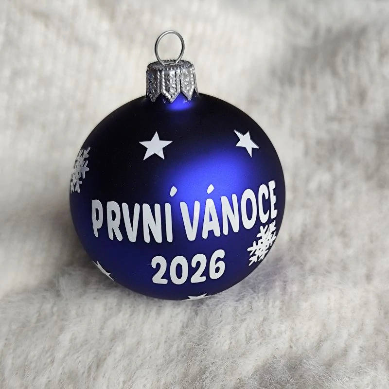 Vánoční modrá baňka s nápisem První vánoce 2026