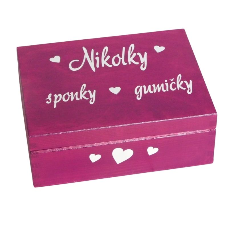 Fialová dřevěná šperkovnice s nápisem Nikolky sponky a gumičky