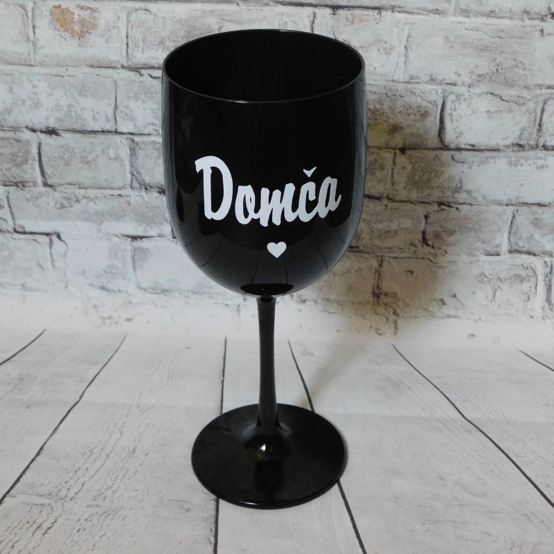Plastová sklenice se jménem ČERNÁ