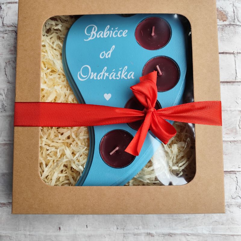 Dřevěný svícen babičce se věnováním tyrkys