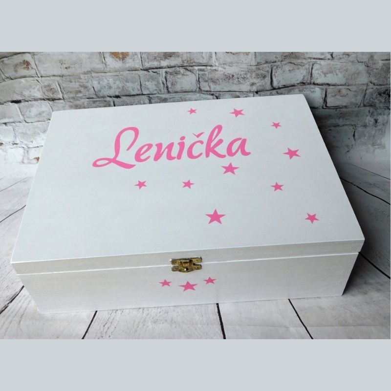 Dřevěná vzpomínková krabička se jménem bílá s růžovým písmem