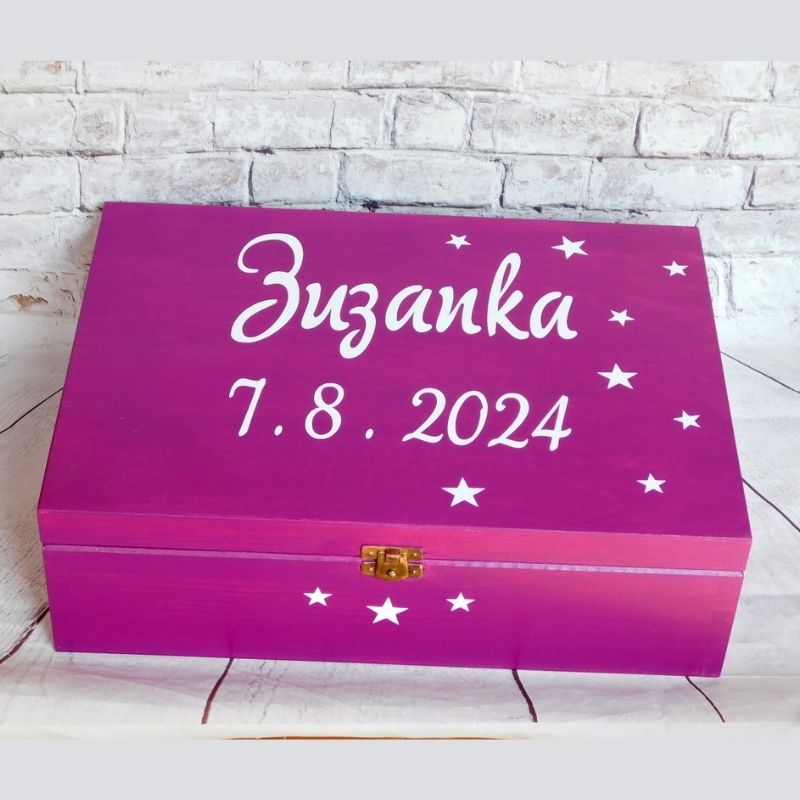 Dřevěná krabička na vzpomínky pro miminko fialová