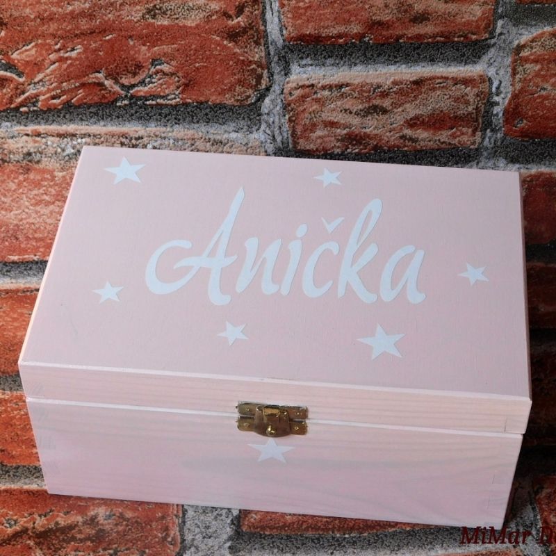 Dřevěná krabička na poklady se jménem světle růžová