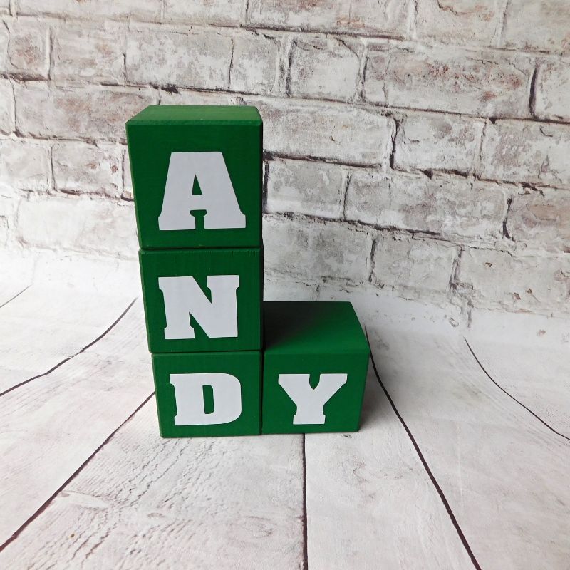 Dřevěné kostky s písmeny tmavě zelené