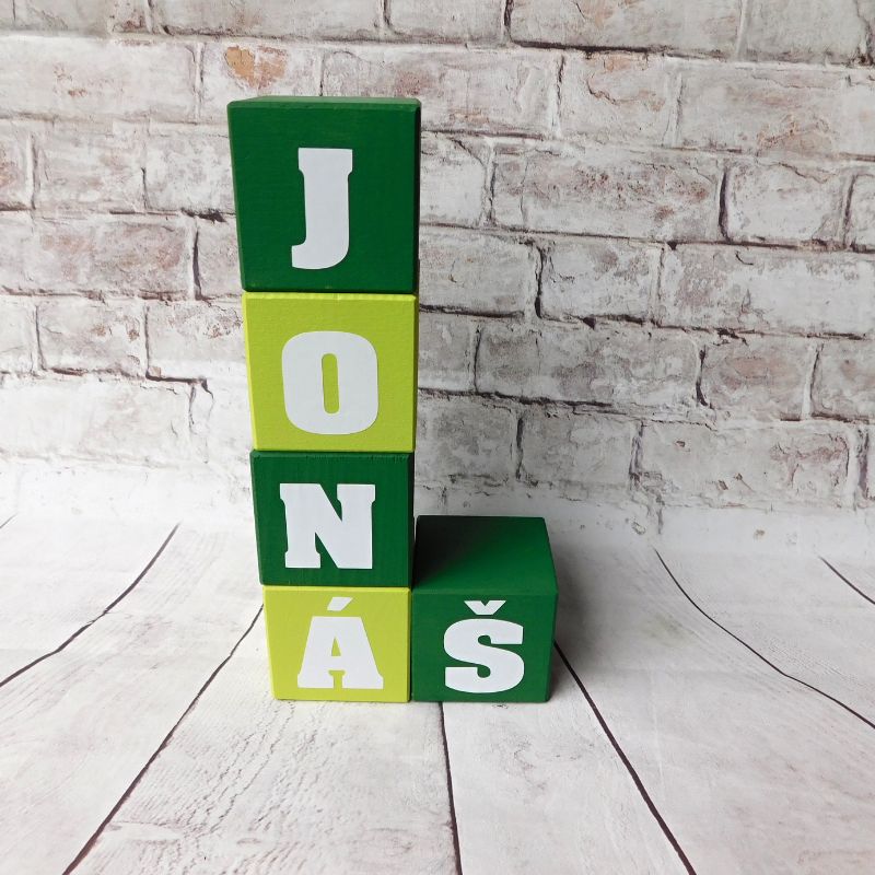 Dřevěné kostky s písmeny tmavě a světle zelené