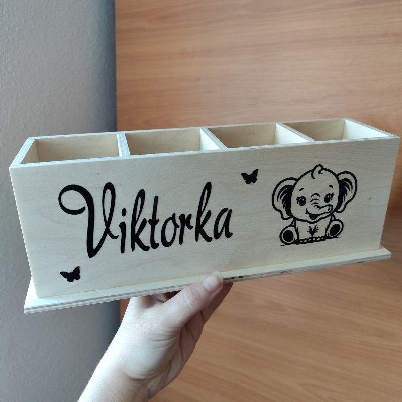 Dřevěný tužkovník se základnou přírodní