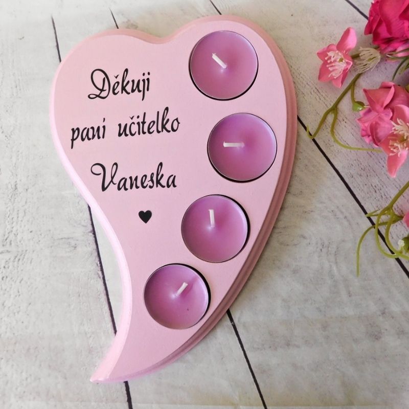 Dřevěný svícen Děkuji paní učitelko světle růžový, růžové svíčky