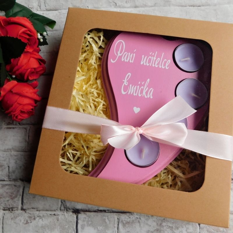 Dřevěný svícen Paní učitelce s věnováním fialové svíčky