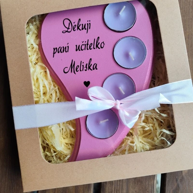 Dřevěný svícen Děkuji paní učitelko růžový, fialové svíčky