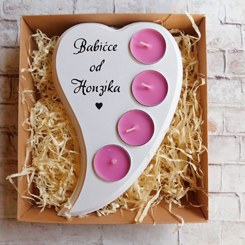 Dřevěný svícen babičce se věnováním bílý