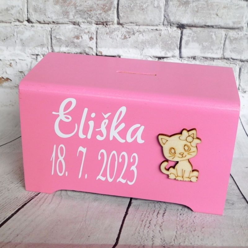 Dřevěná pokladnička s údaji a kočičkou