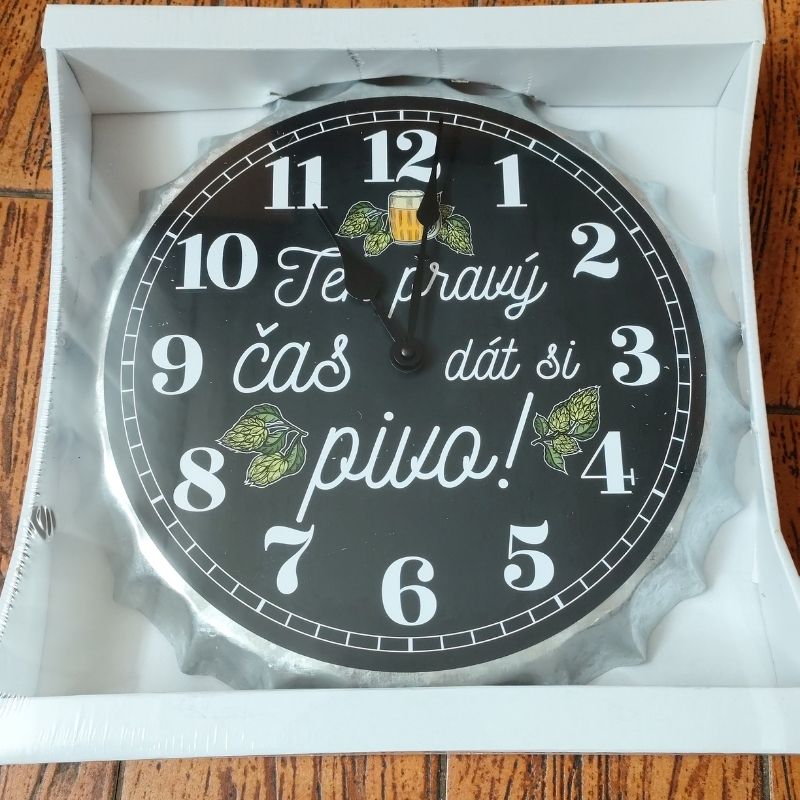 Bohemia Gifts Velké nástěnné hodiny pro pivaře 35 cm – čas dát si pivo