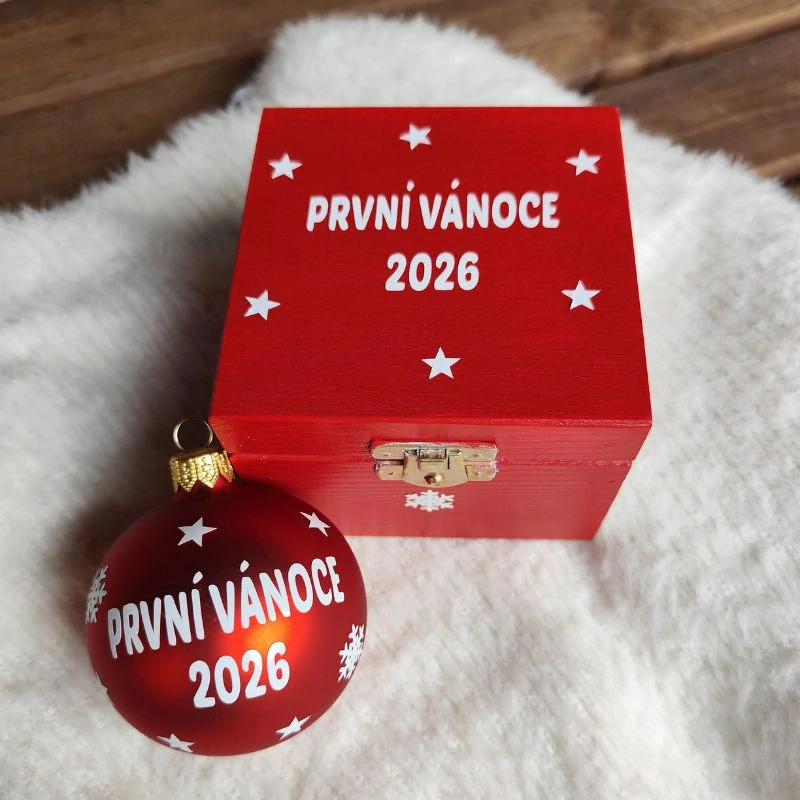 Vánoční baňka První Vánoce 2026 - červená