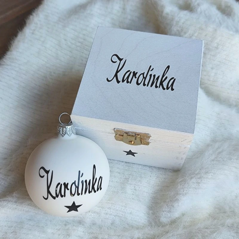 Skleněná vánoční baňka se jménem - bílá/černá 7 cm