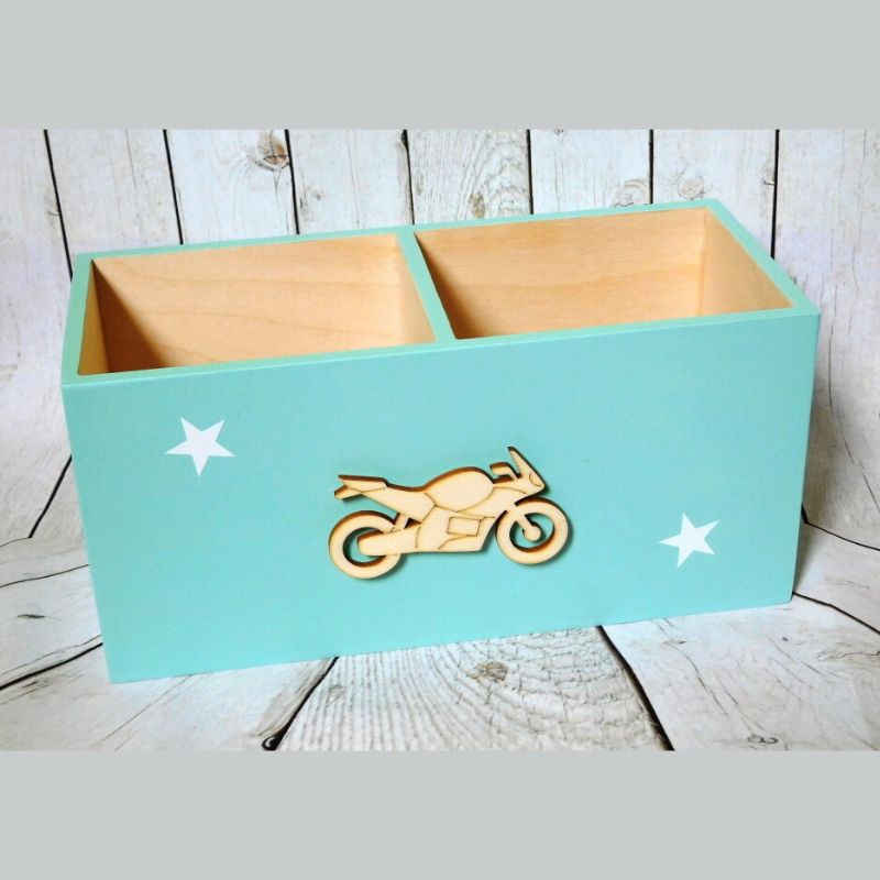 Dřevěný stojan na tužky s motorkou