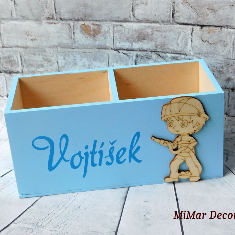 Stojan na pastelky hasič světle modrý