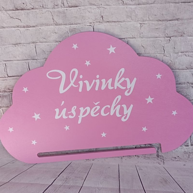 Dřevěný držák na medaile se jménem Vivinky úspěchy