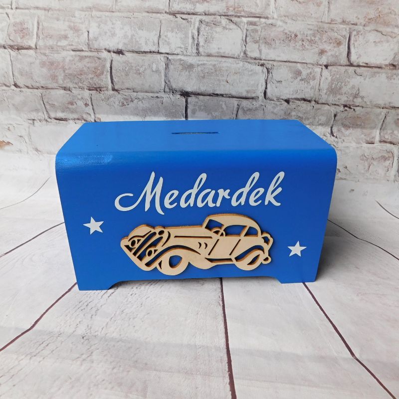 Dřevěná modrá pokladnička se jménem Medardek