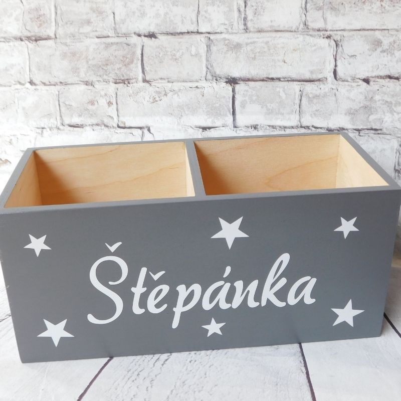 Dřevěný pastelkovník se jménem, hvězdičky