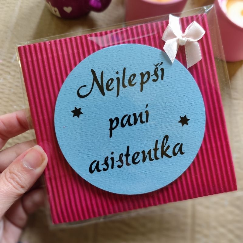 Dřevěná magnetka s textem Nejlepší paní asistentka