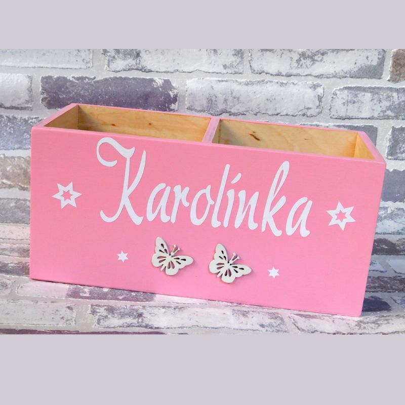 Stojan na pastelky se jménem a motýlky - růžový