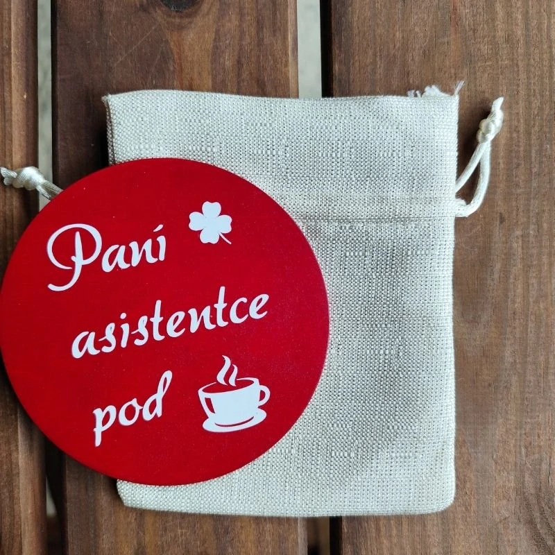 Dřevěný podtácek paní asistentce