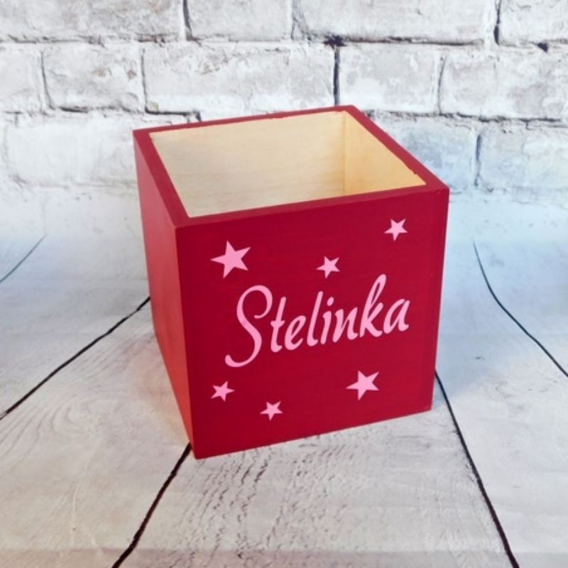 Dřevěný stojánek na pastelky červený/růžové písmo