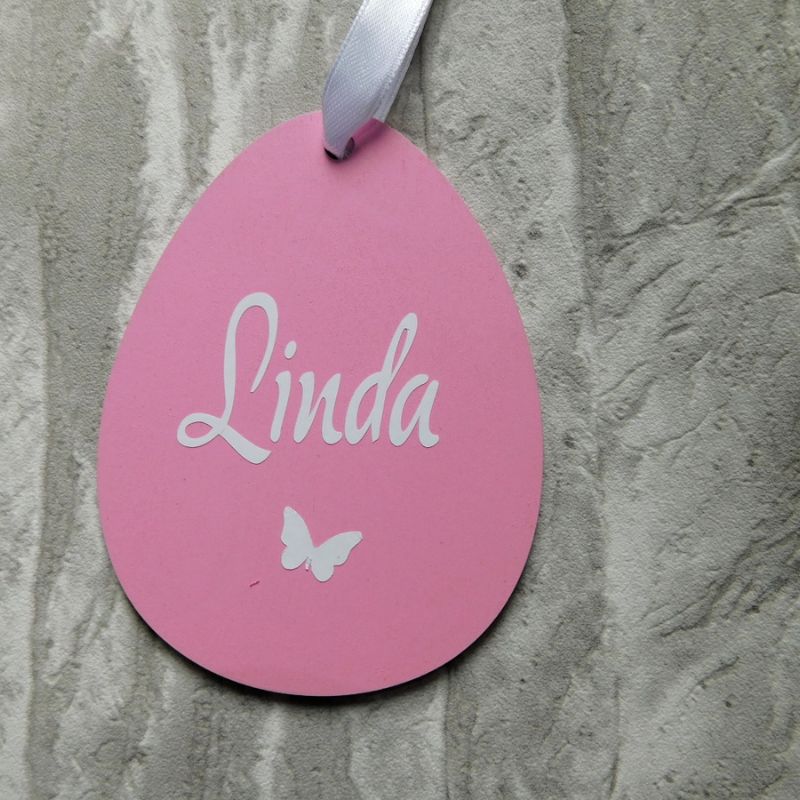 Jarní ozdoba k zavěšení se jménem a motýlkem