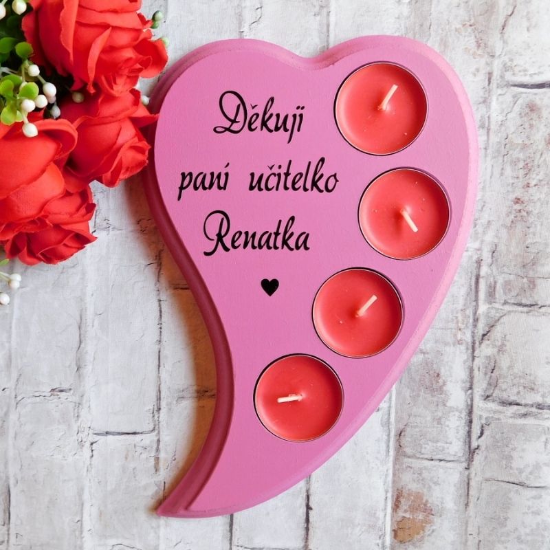 Dřevěný svícen Děkuji paní učitelko růžový, červené svíčky