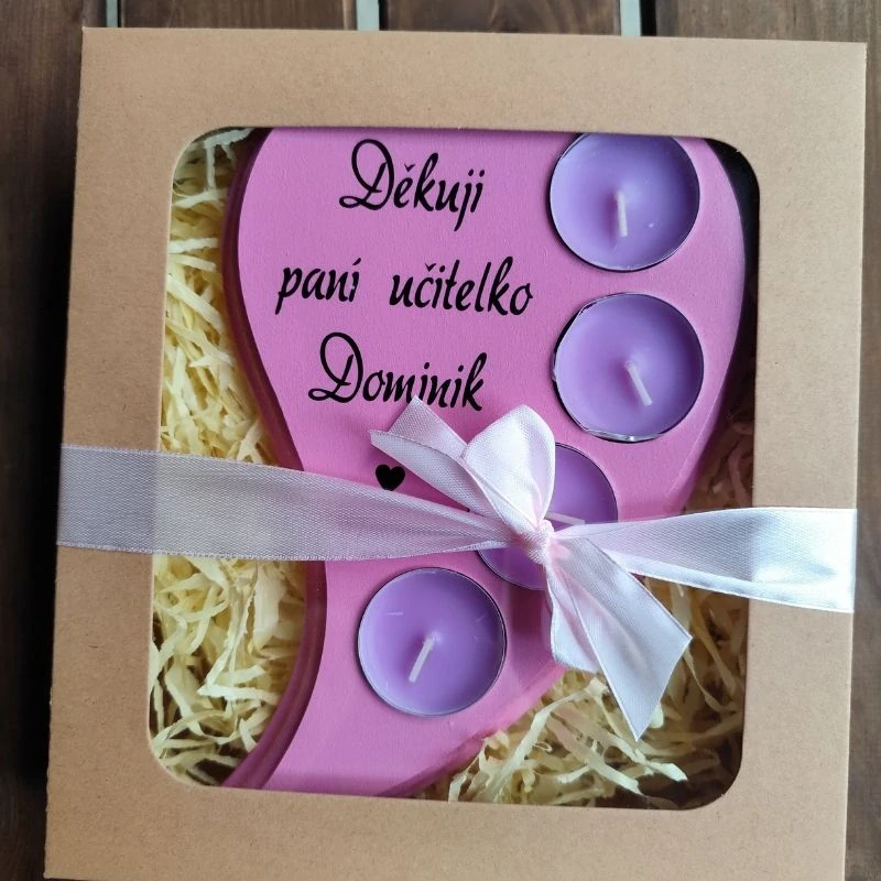 Dřevěný svícen Děkuji paní učitelko růžový, fialové svíčky