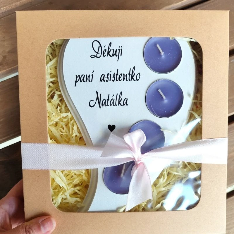 Dřevěný svícen pro paní asistentku bílý, fialové svíčky