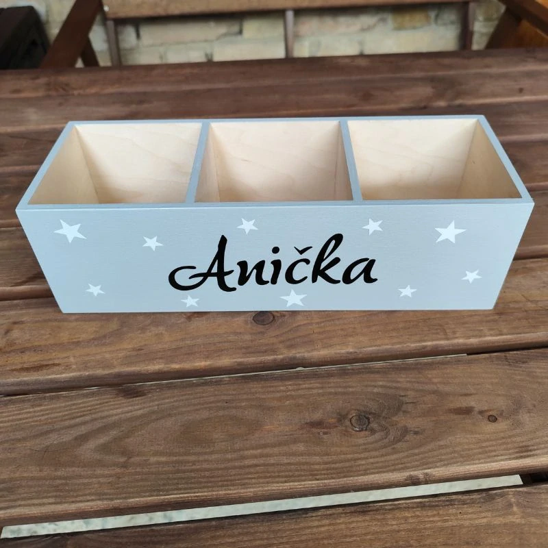 Dřevěný pastelkovník 3 přihrádky šedý