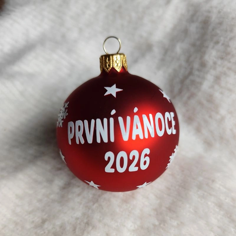 Vánoční baňka První Vánoce 2026 - červená