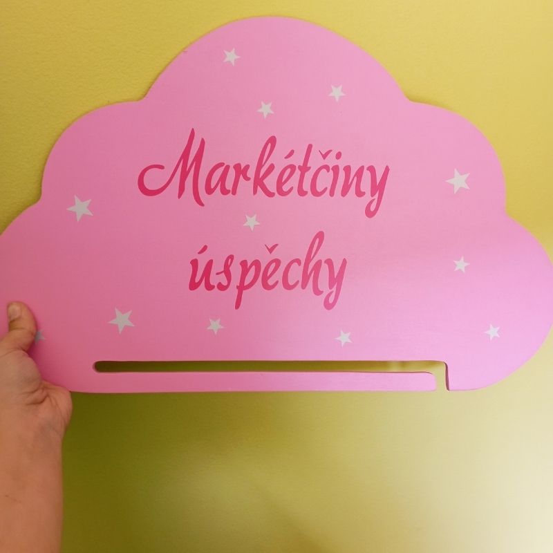 Dřevěný držák na medaile se jménem