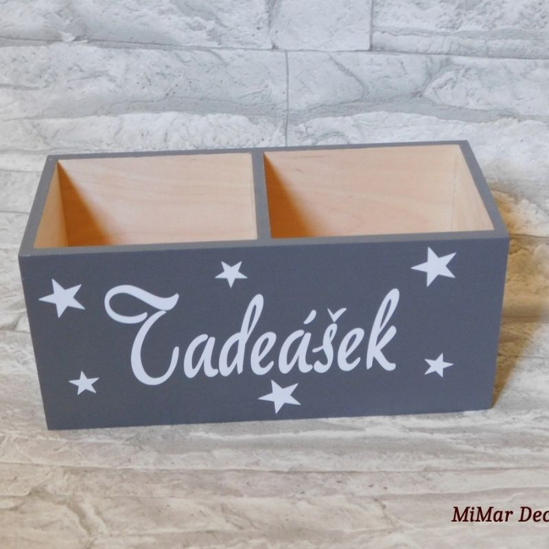 Dřevěný pastelkovník se jménem, hvězdičky