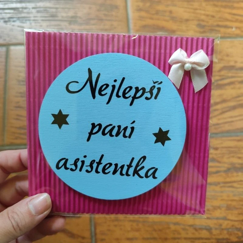 Dřevěná magnetka s textem Nejlepší paní asistentka