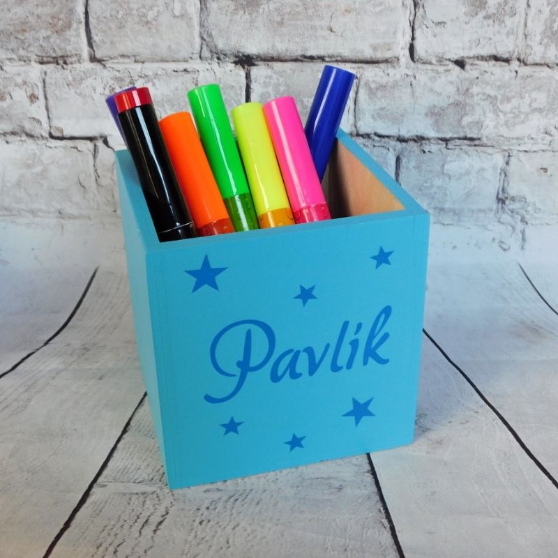 Dřevěný stojan na pastelky se jménem tyrkys/modré písmo