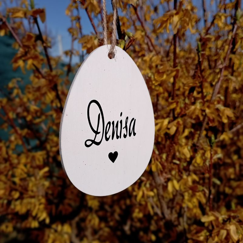 Dřevěné velikonoční vejce k zavěšení se jménem a srdíčkem