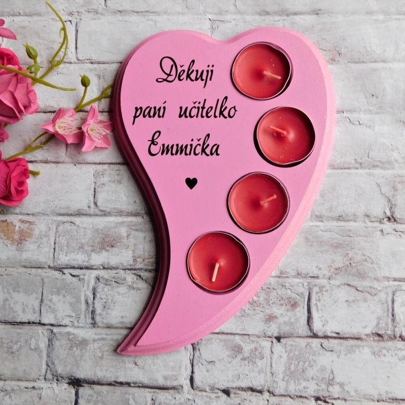 Dřevěný svícen Děkuji paní učitelko růžový, červené svíčky