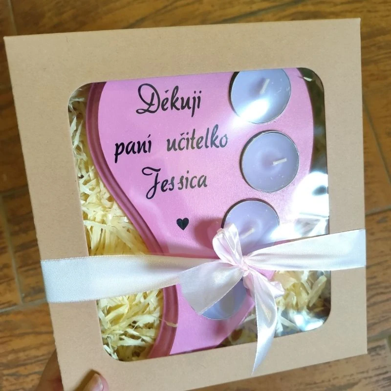 Dřevěný svícen Děkuji paní učitelko růžový, fialové svíčky